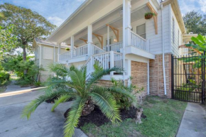 2 Kitchens,2 Living Rooms,4 Bedrooms-Close to all!